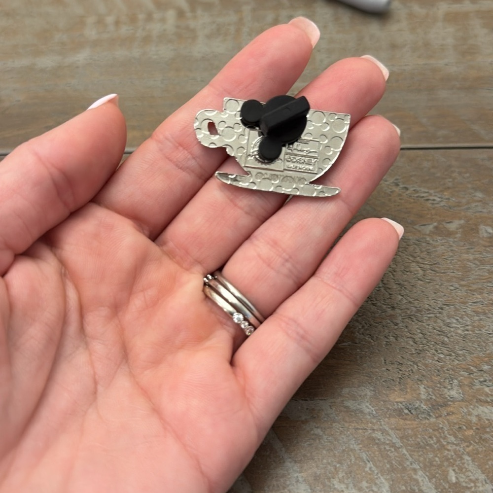Disney kingdom of cute teacup pins - Picture 2 of 2